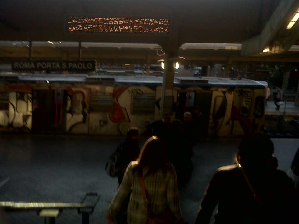 Scusi quando passa il prossimo treno?