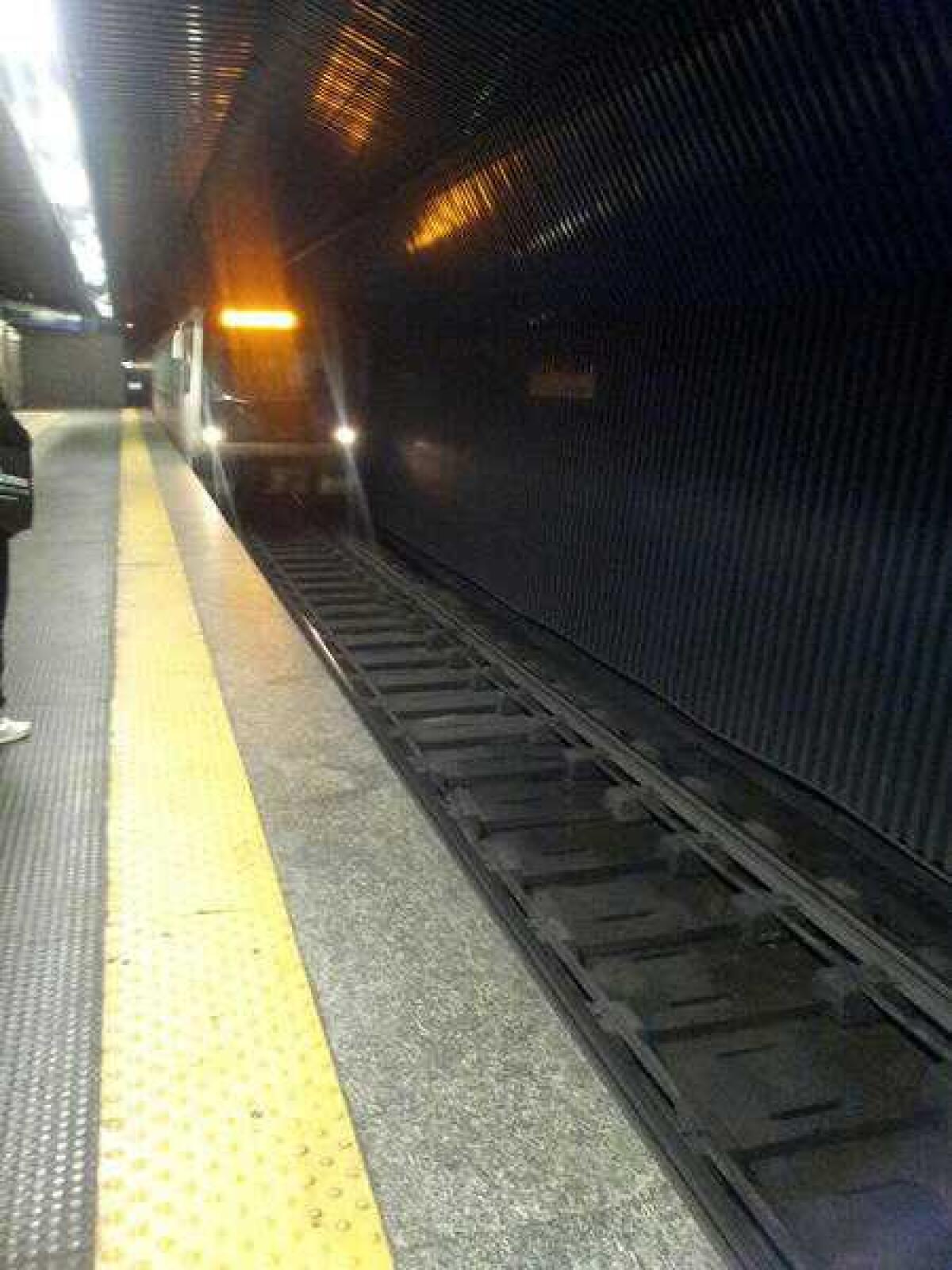 Petardi o Rottura di un cavo questo è il problema, che è successo sulla Metro B? - 