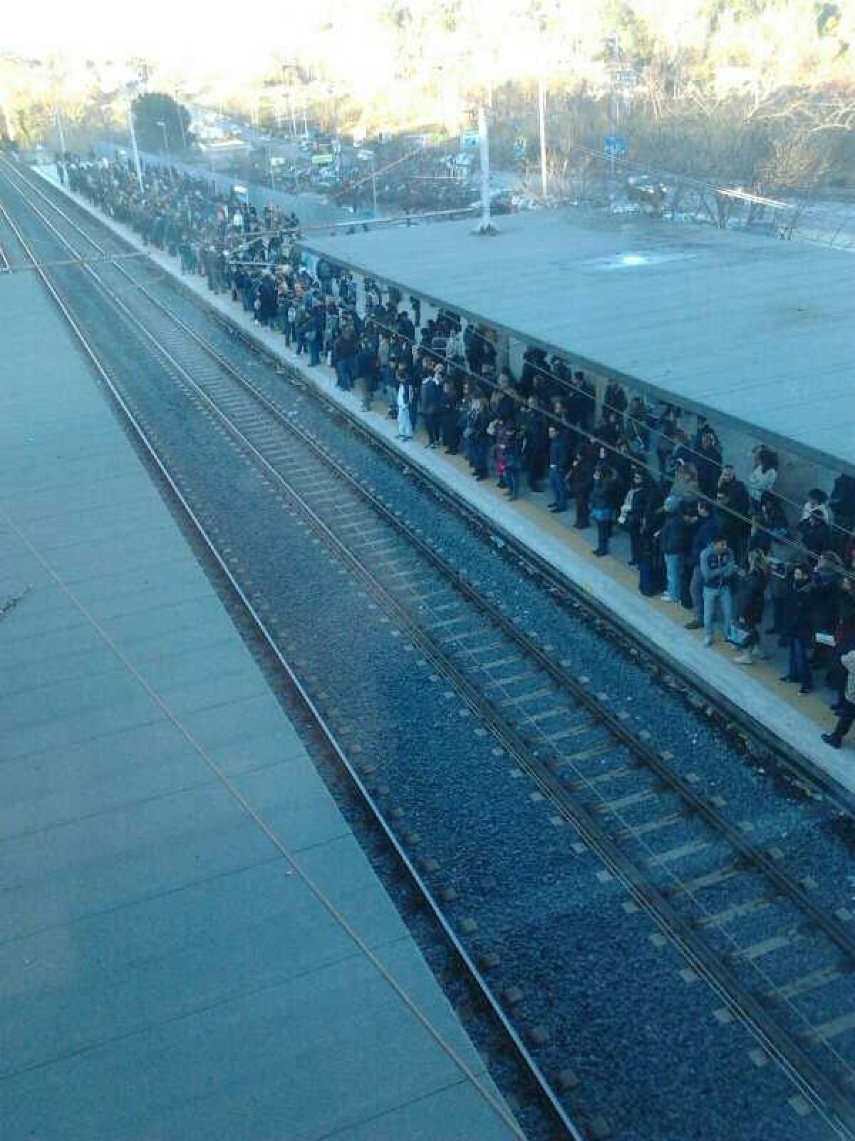Treno rotto a Casal Bernocchi, buon lunedì!!! - 