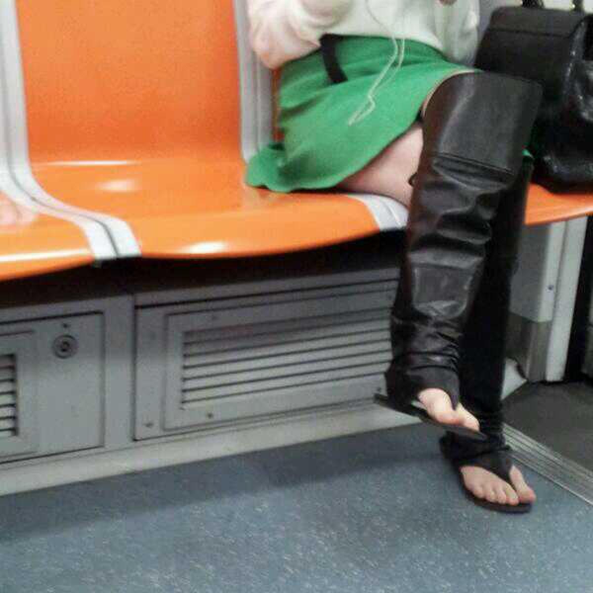 Abbigliamento sulla metro di Roma - 