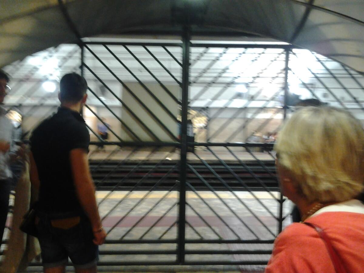 Per la fretta di chiudere la metro... - 