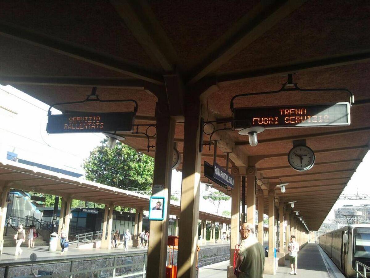 #RomaLido, saltano le corse esplode la protesta dei pendolari: aggrediti i controllori a Piramide - 