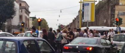 Una fermata dell'autobus, senza autobus