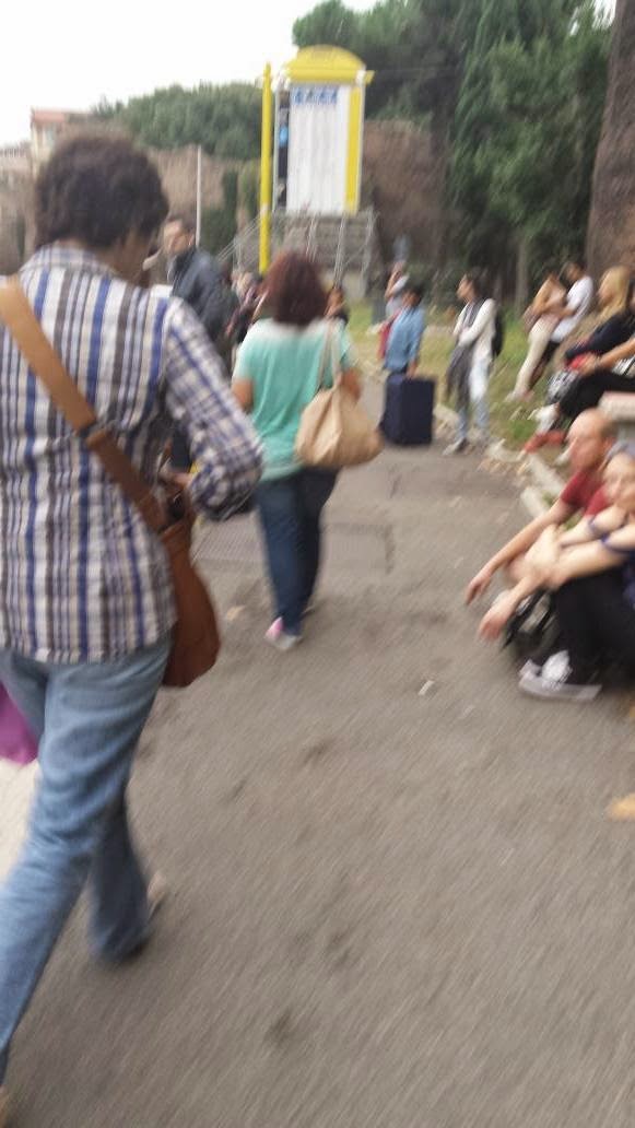 In attesa dell'autobus, una fermata a caso