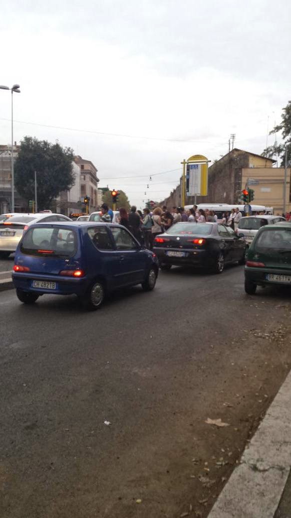 In attesa dell'autobus, una fermata a caso