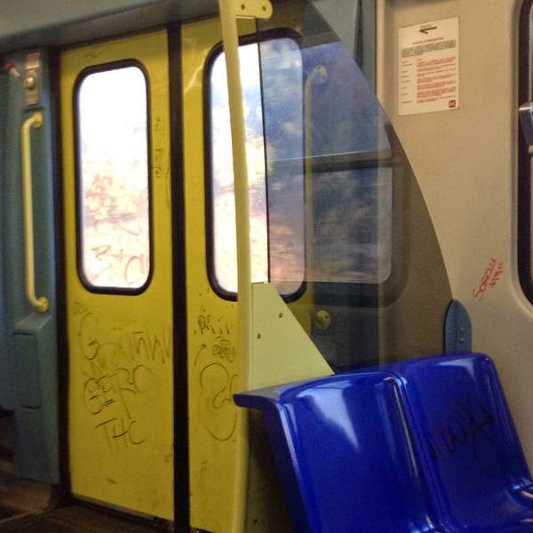 Porte scritte sulla Roma-Lido