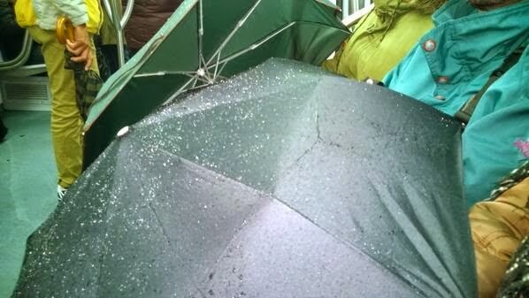 Ombrelli aperti sul Roma-Lido