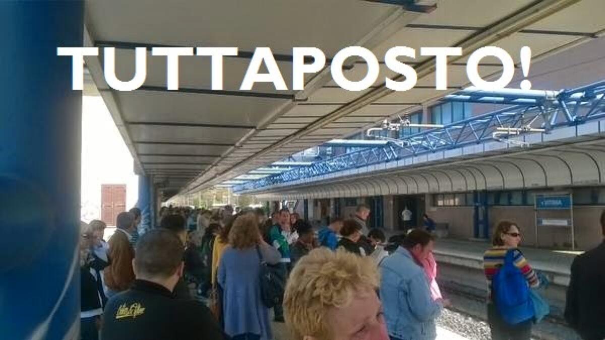 Treno spiaggiato a Vitinia - 