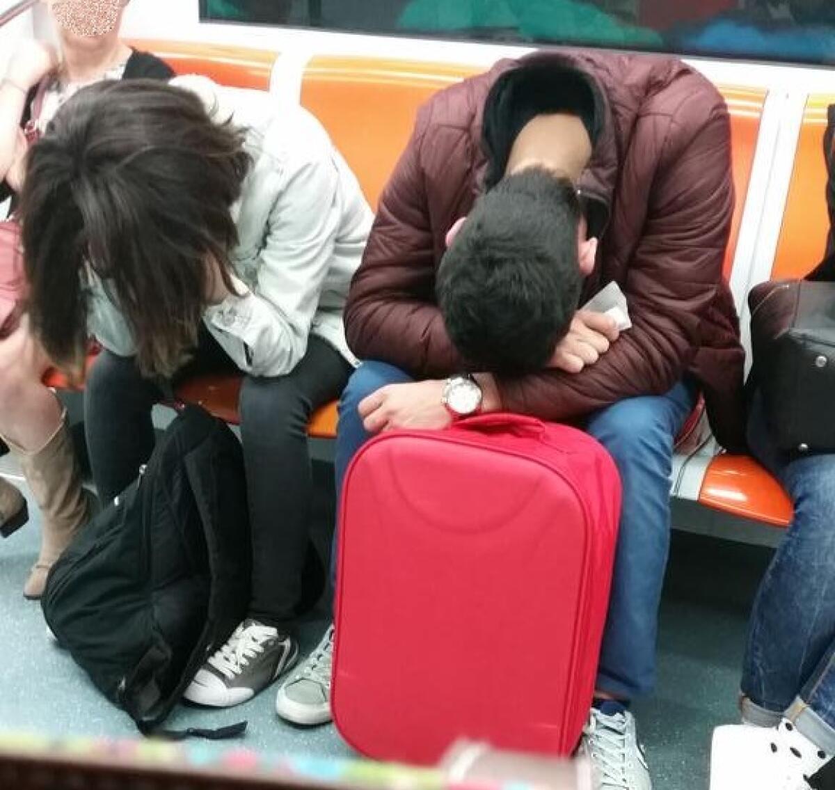 Pillole di immobilità insostenibile - gente serena in metro - 