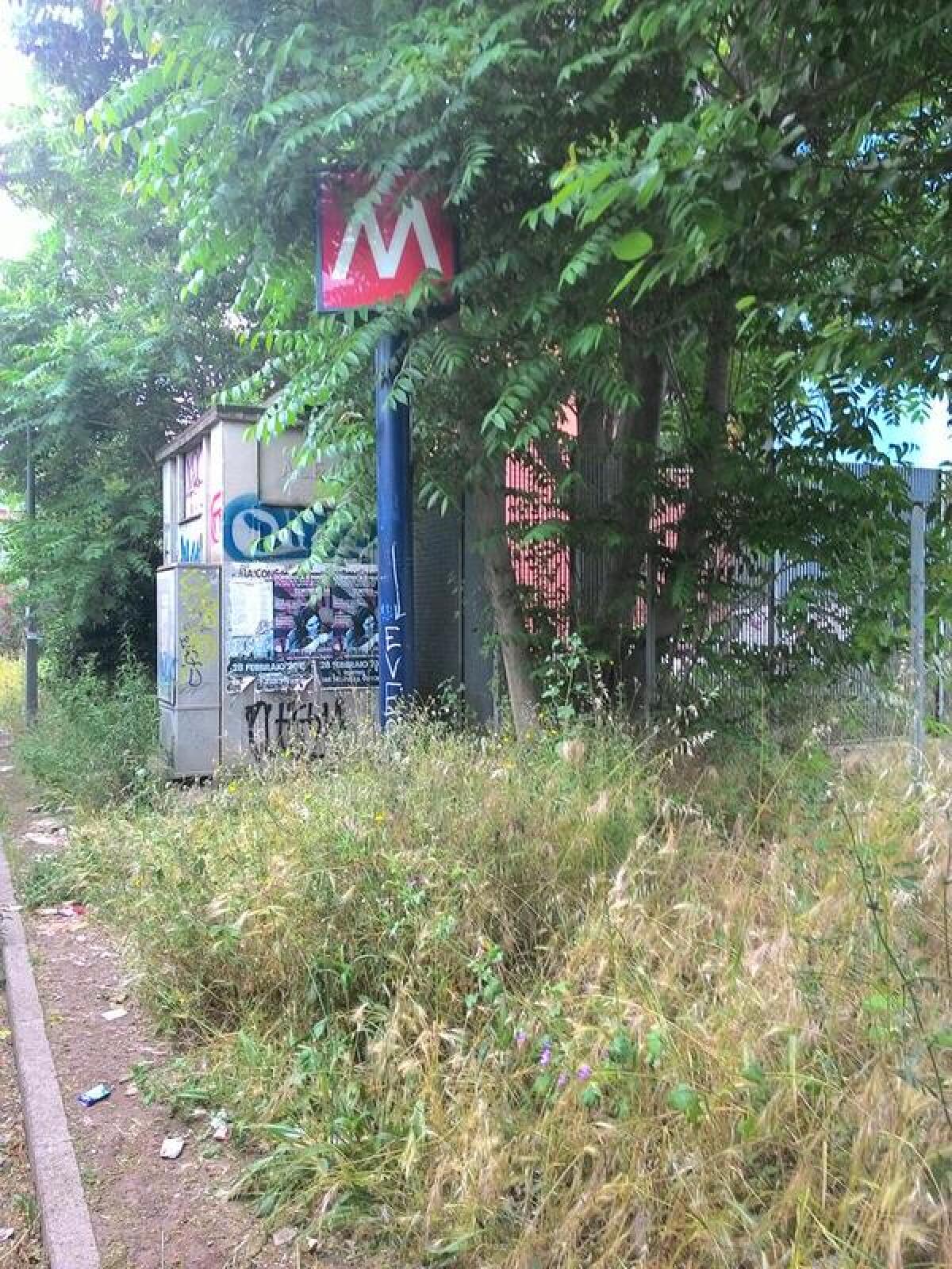 Pillole di immobilità insostenibile - stazioni della metro a Roma - 