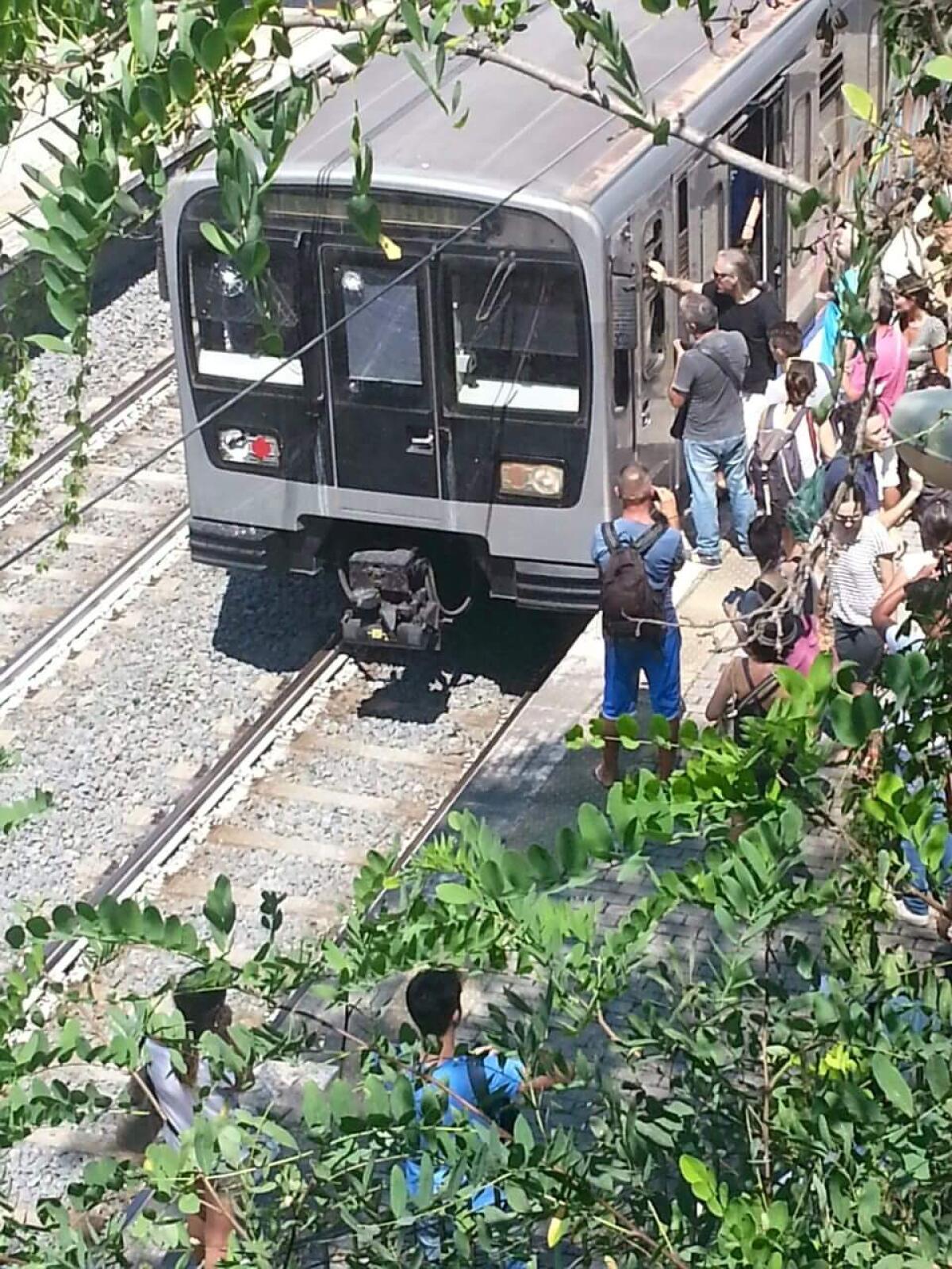 Roma-Lido Treno fermo a Vitinia e scoppia la rabbia dei pendolari - 