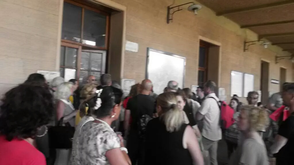 Roma-Lido: Attesa a Porta San Paolo