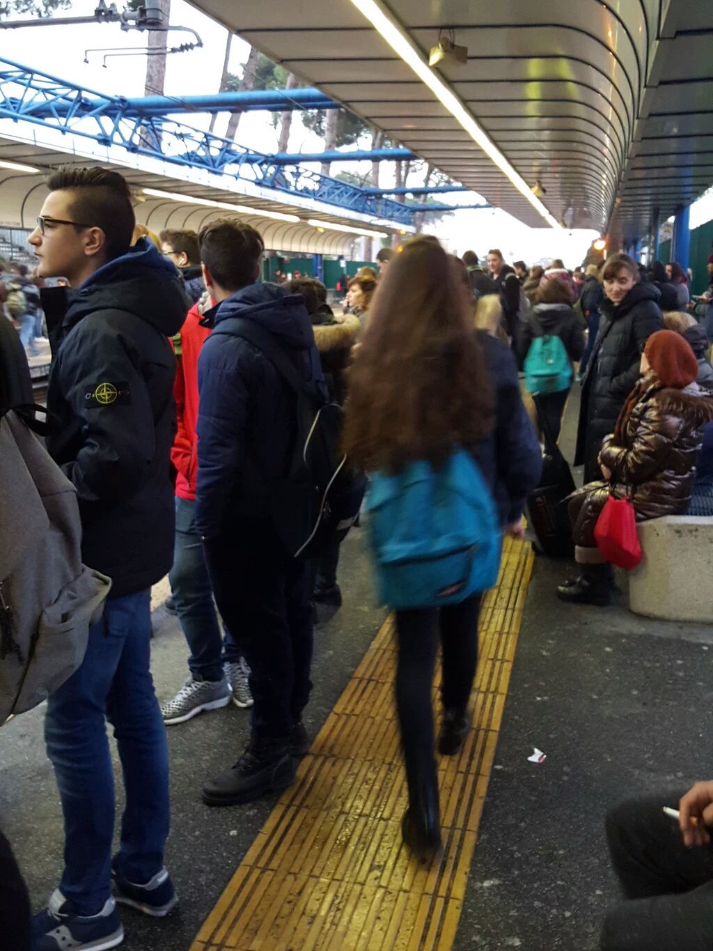 Persone in attesa della Roma-Lido - Foto di EmanueleDesamis