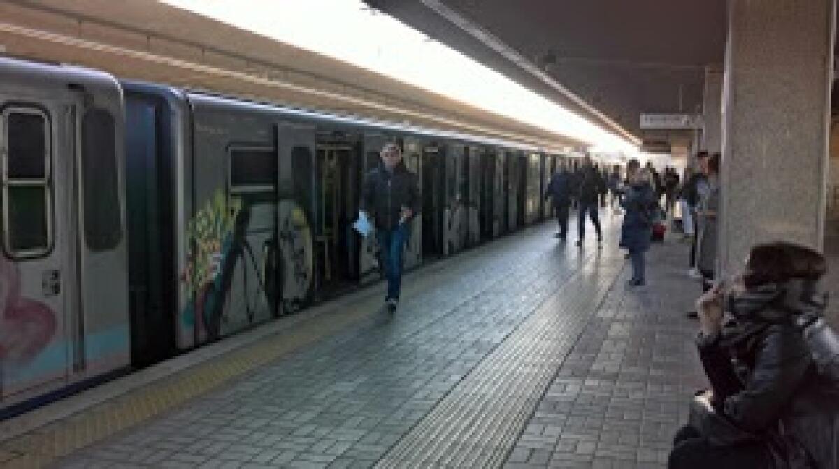 Si sgomita sulla banchina  - 