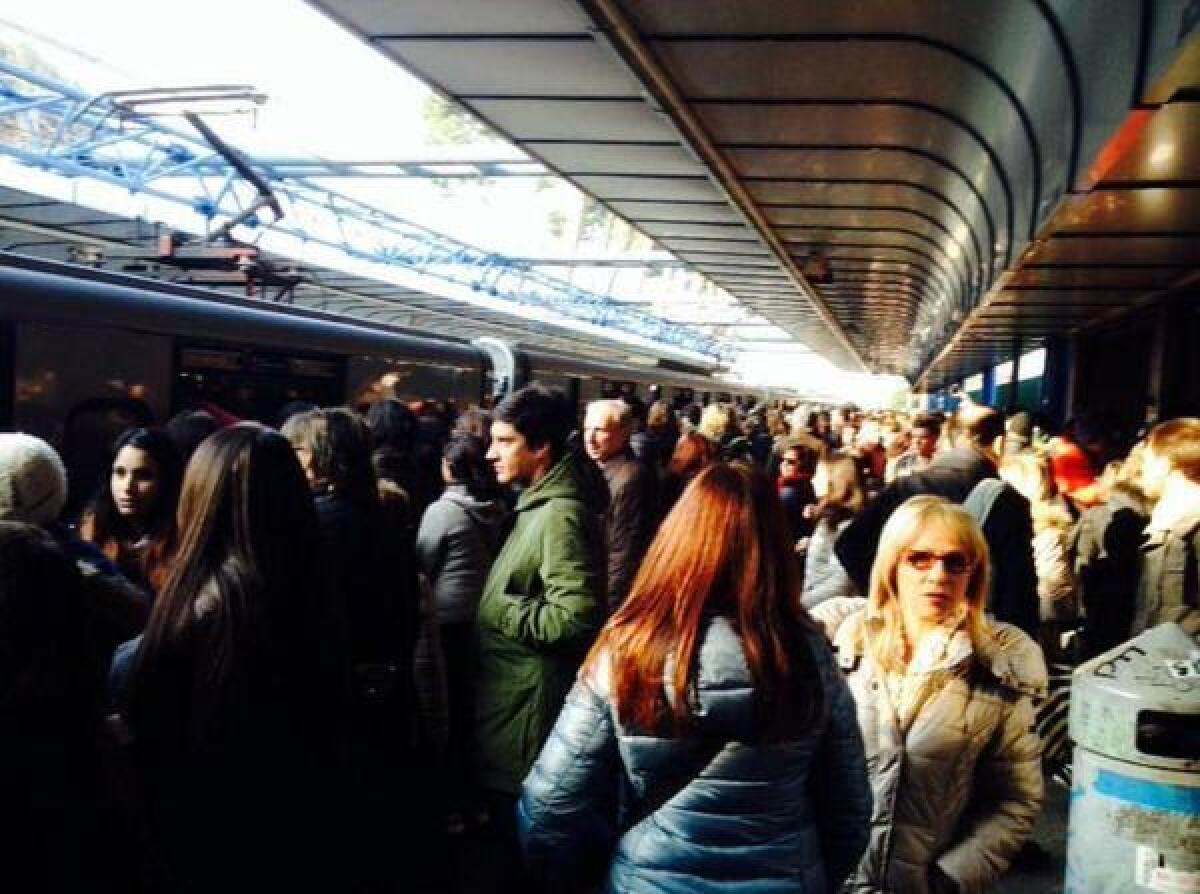 "Pochi treni. Corse mancanti. Evasione dei ticket" Benvenuti sulla Roma-Lido - 