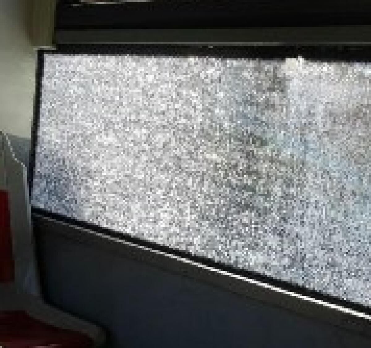 Sassi contro autobus? Ancora? - 