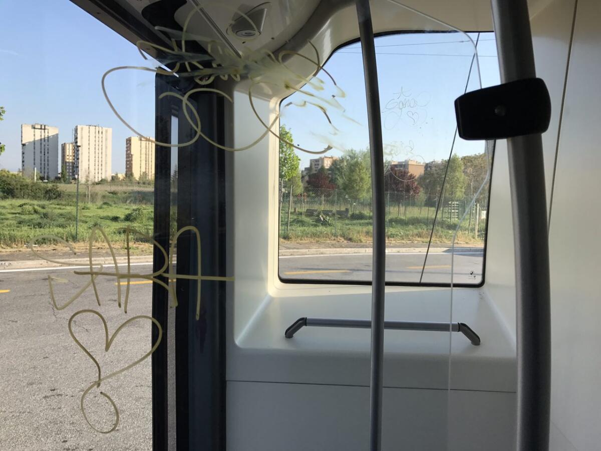 I nuovi filobus già imbrattati - 