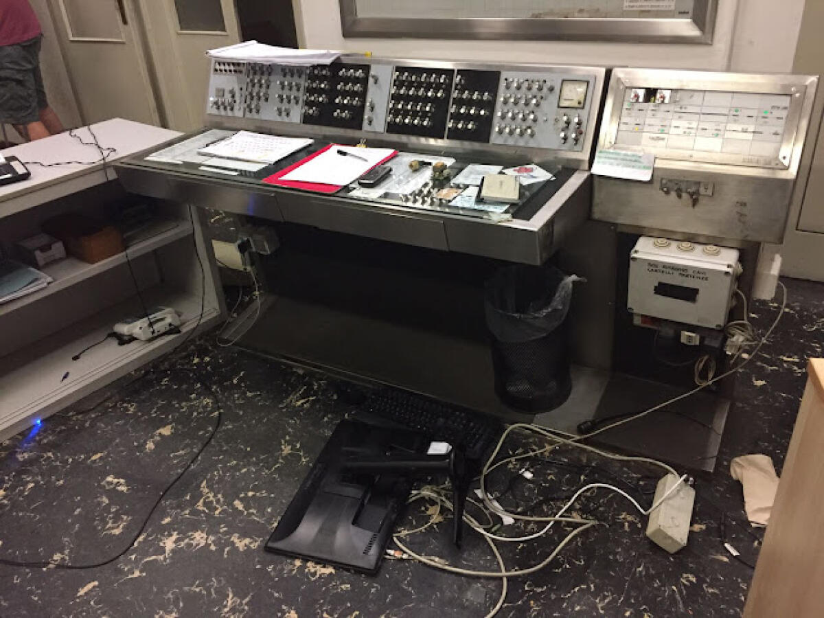 Biglietto prego e poi distruggono la stazione - 