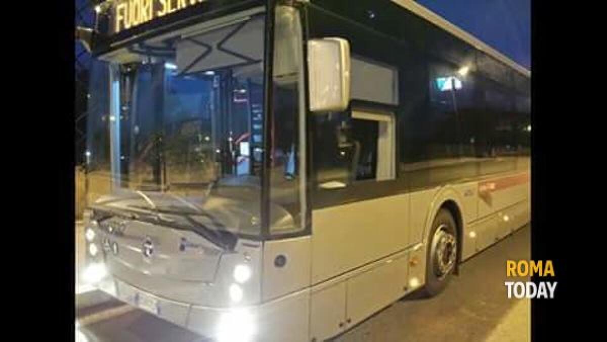 Gli autobus ormai sono bersagli: sassi contro il 985 - 