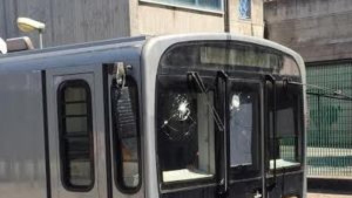 Ancora sassi contro la Roma-Lido - 