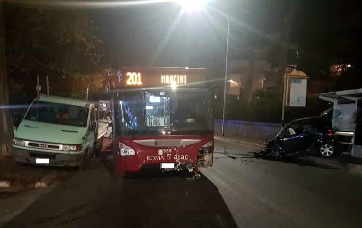 Incidente tra smart ed Urbanway sulla Cassia - 