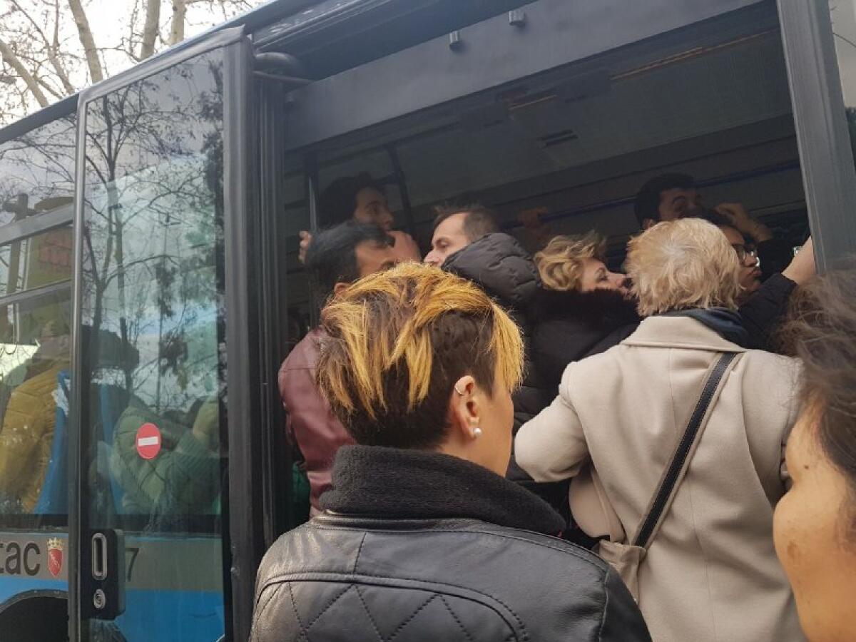 Roma-Lido bloccata per guasto tecnico - 