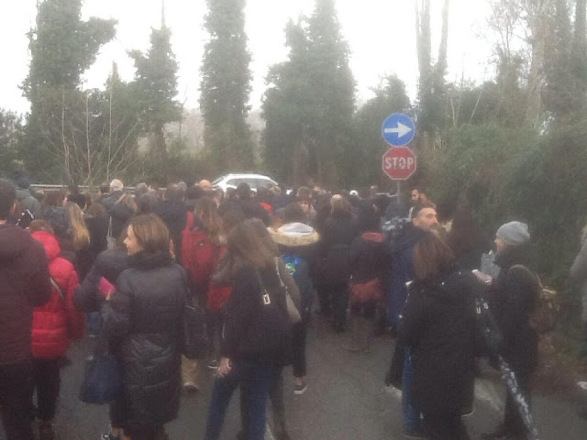 Flash! A Magliana persona sui binari, Roma-Lido interrotta - 