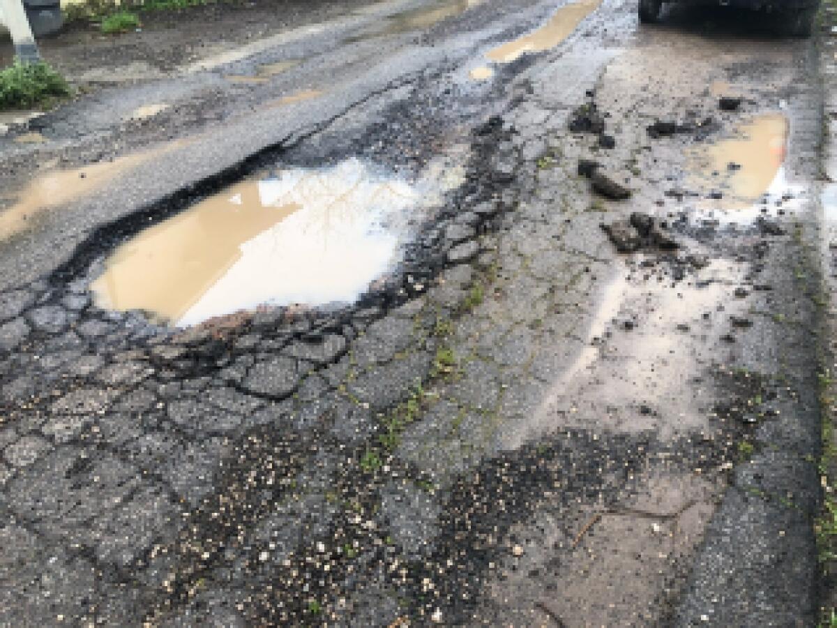Buche trasformate in crateri, a Ostia Antica il bus cambia percorso - 