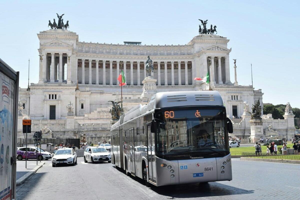 Uomo nudo sul 60: arrestato per per violenza sessuale  - 