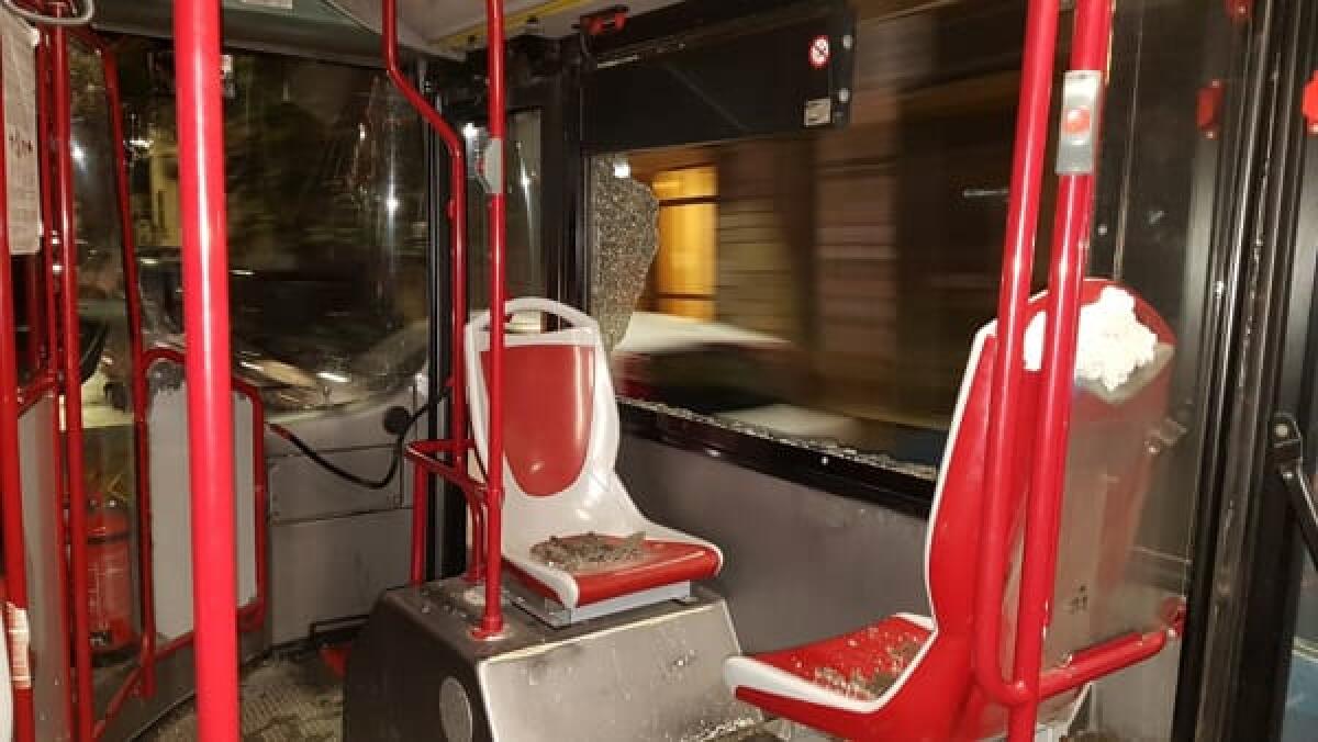 Vitinia: autobus 09 vetro rotto per una buca - 