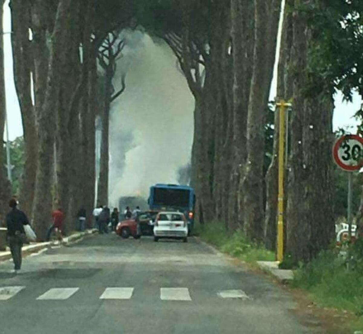 Doppio #Flambus! A fuoco anche lo 06 scolastico - 