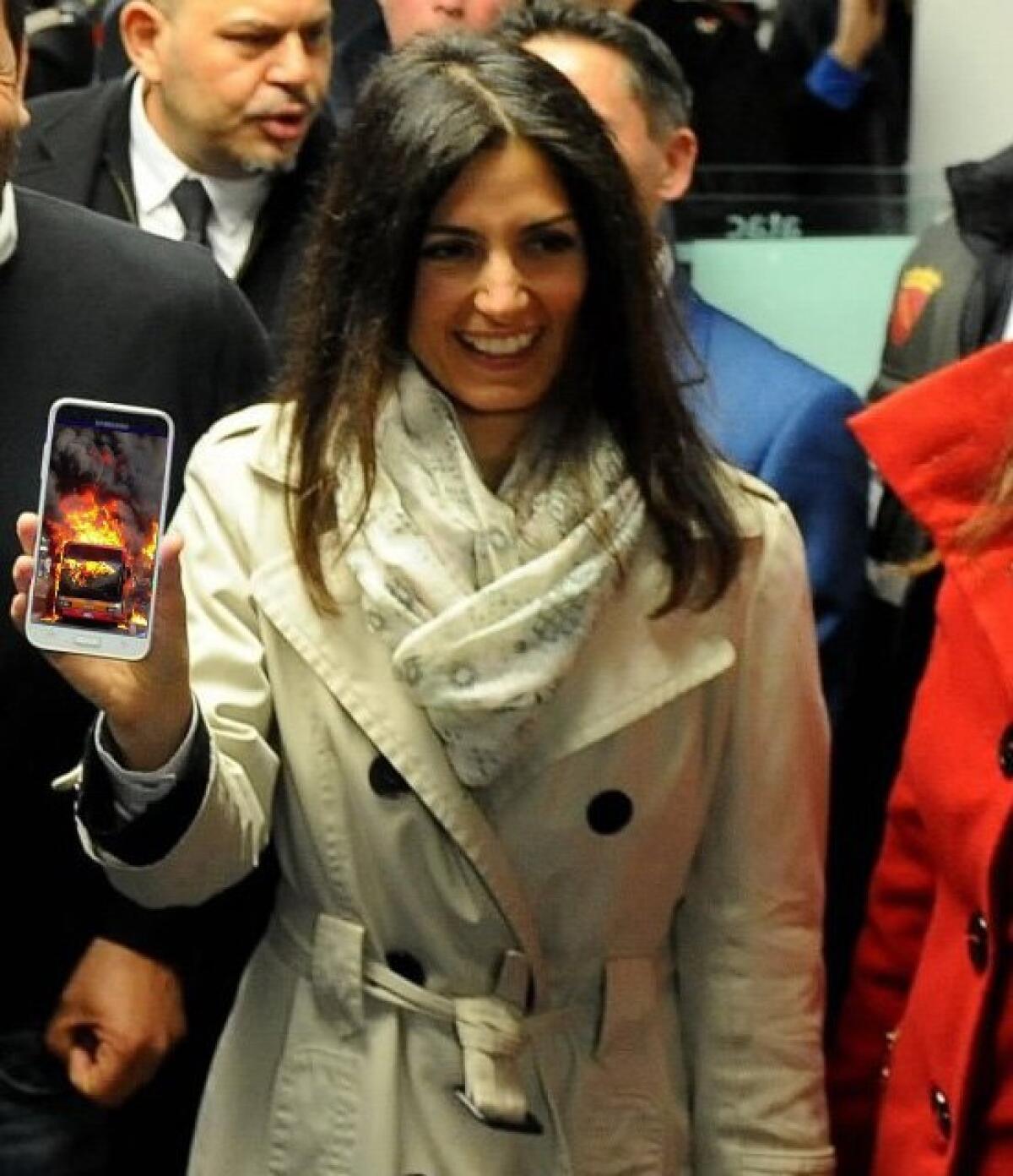 Bus in fiamme a Roma, Raggi: “Responsabilità di chi ha lasciato Atac a pezzi” - 