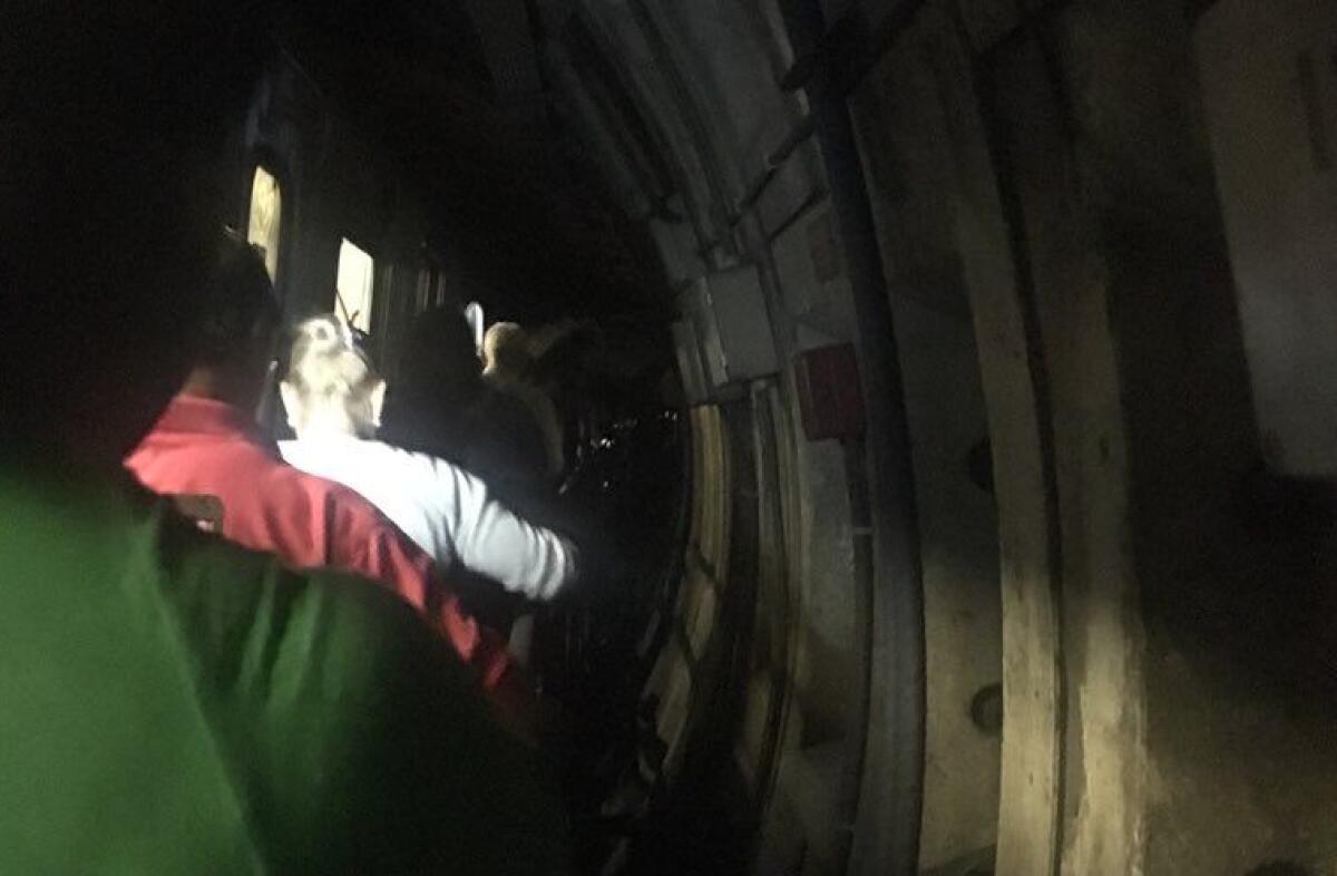 Metro B, guasto a Policlinico: passeggeri bloccati sui treni al buio e senz'aria - 