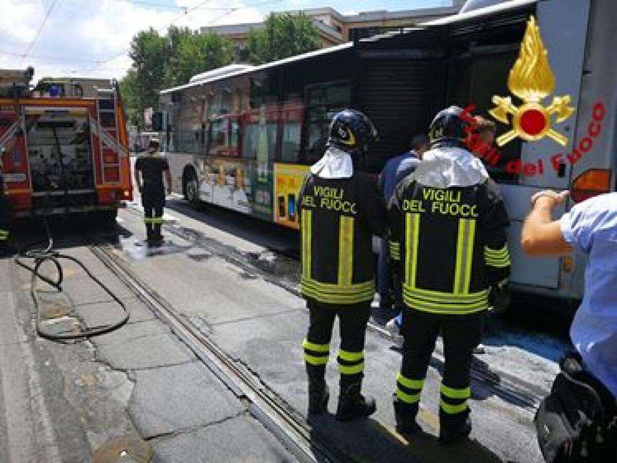 Roma, ancora un bus Atac in fiamme - 