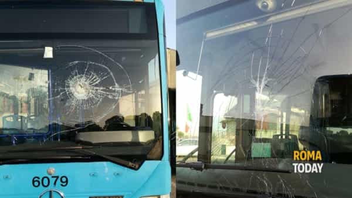 Ostia Antica: sassi contro autobus in marcia, danni a 4 vetture - 