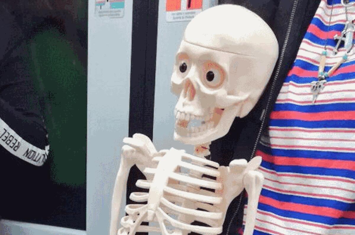 Ad Halloween mi travesto da tentativo di vivere a Roma spostandosi in metro! - 