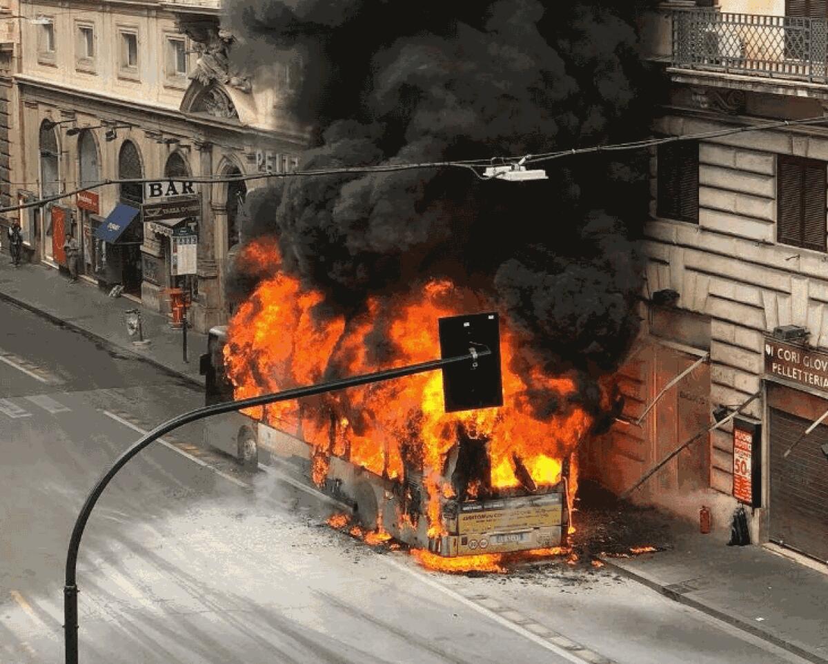 Il bus 63 in fiamme al Tritone: due anni d’allarmi caduti nel vuoto - 