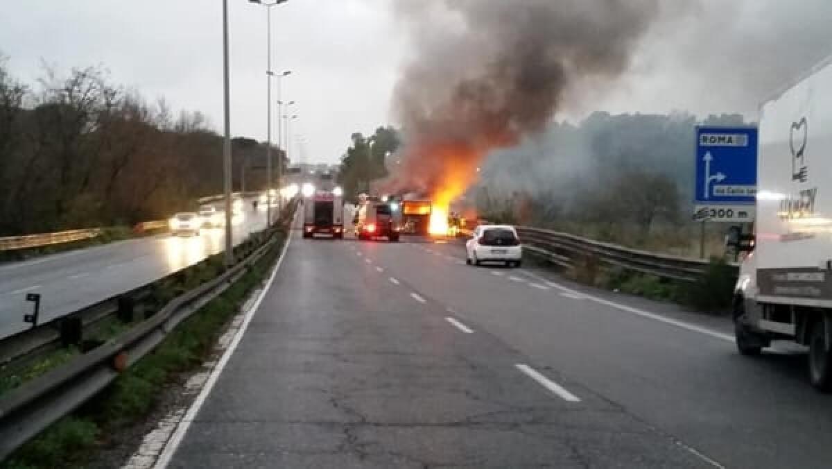 Roma: incendio su autobus Atac 700, fiamme e fumo nero sulla Pontina - 