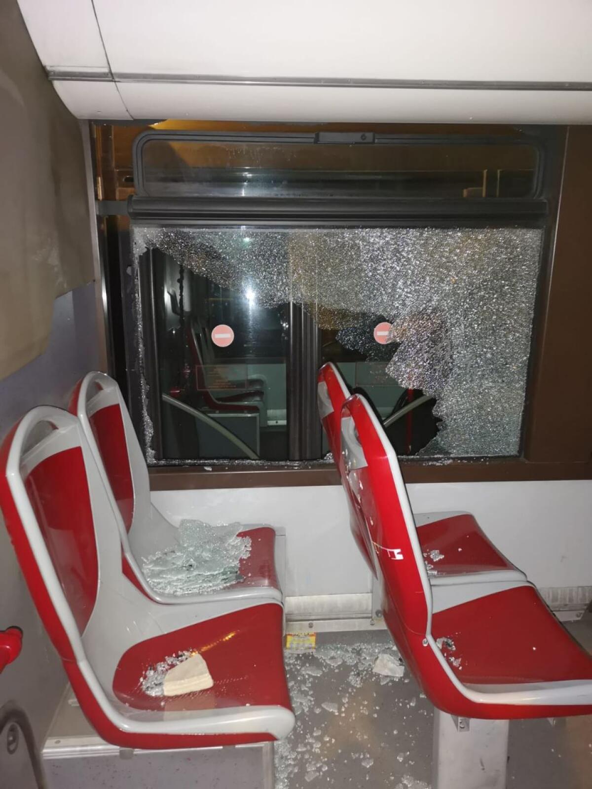 Ennesima sassaiola contro un bus, stavolta in zona Tragliatella - 