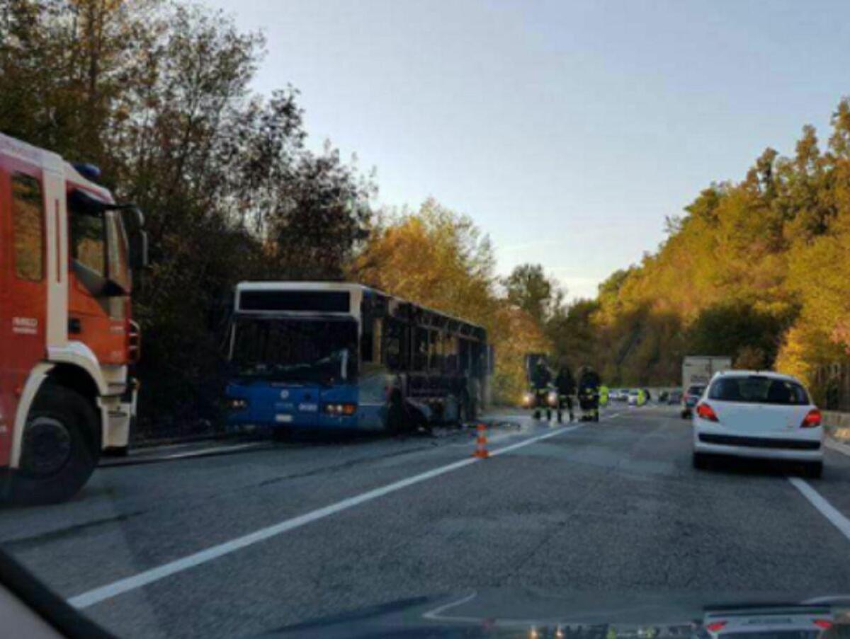Cotral, bus distrutto dalle fiamme sulla Salaria. È il sesto da inizio anno. E la manutenzione? - 