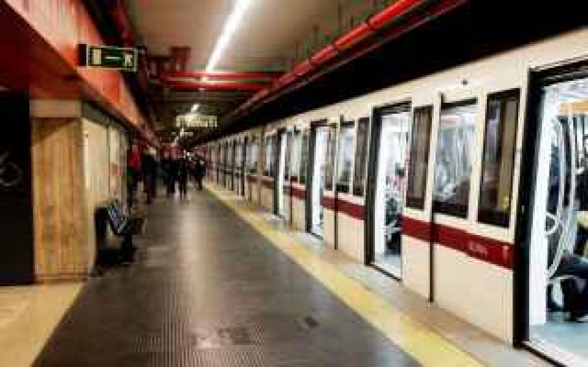 Anagnina, lite tra un controllore Atac e un passeggero senza biglietto: due feriti - 