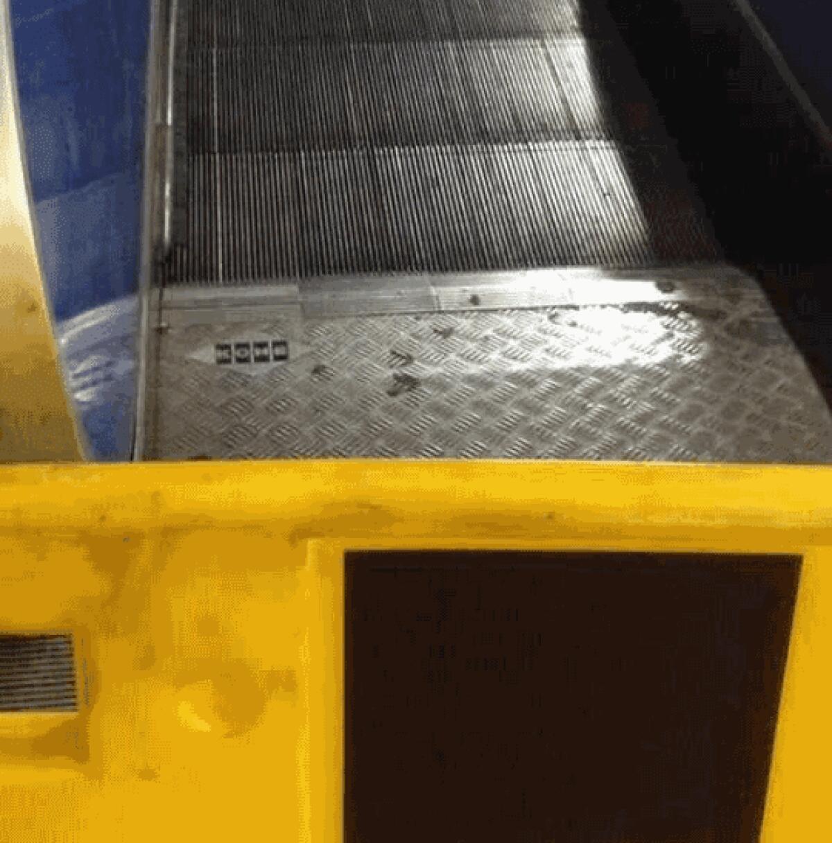 La penosa situazione delle scale mobili sulla Roma-Lido - 