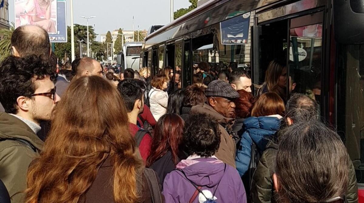 Metro B: cade sui binari, portato in ospedale in gravi condizioni - 