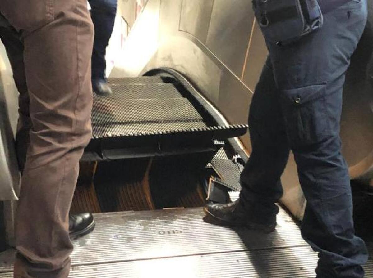 Metro Barberini, la società che fa manutenzione: «Tutta colpa di pezzi di trolley e sciarpe che si incastrano» - 