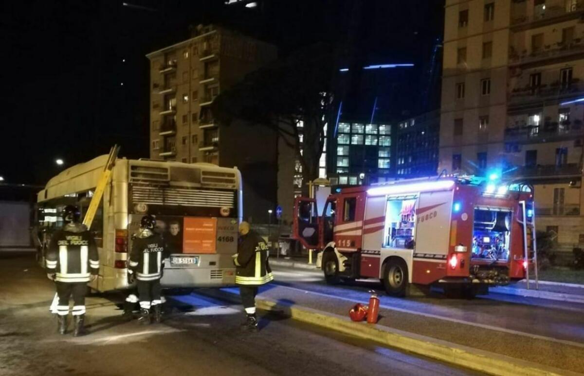 Flambus: Roma, principio di incendio bus Atac 718 - 
