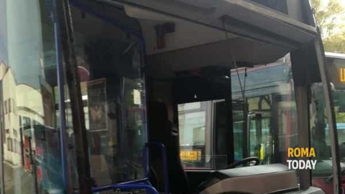 Demenza senza confini: Sassi e bottiglie contro bus nel week end - 