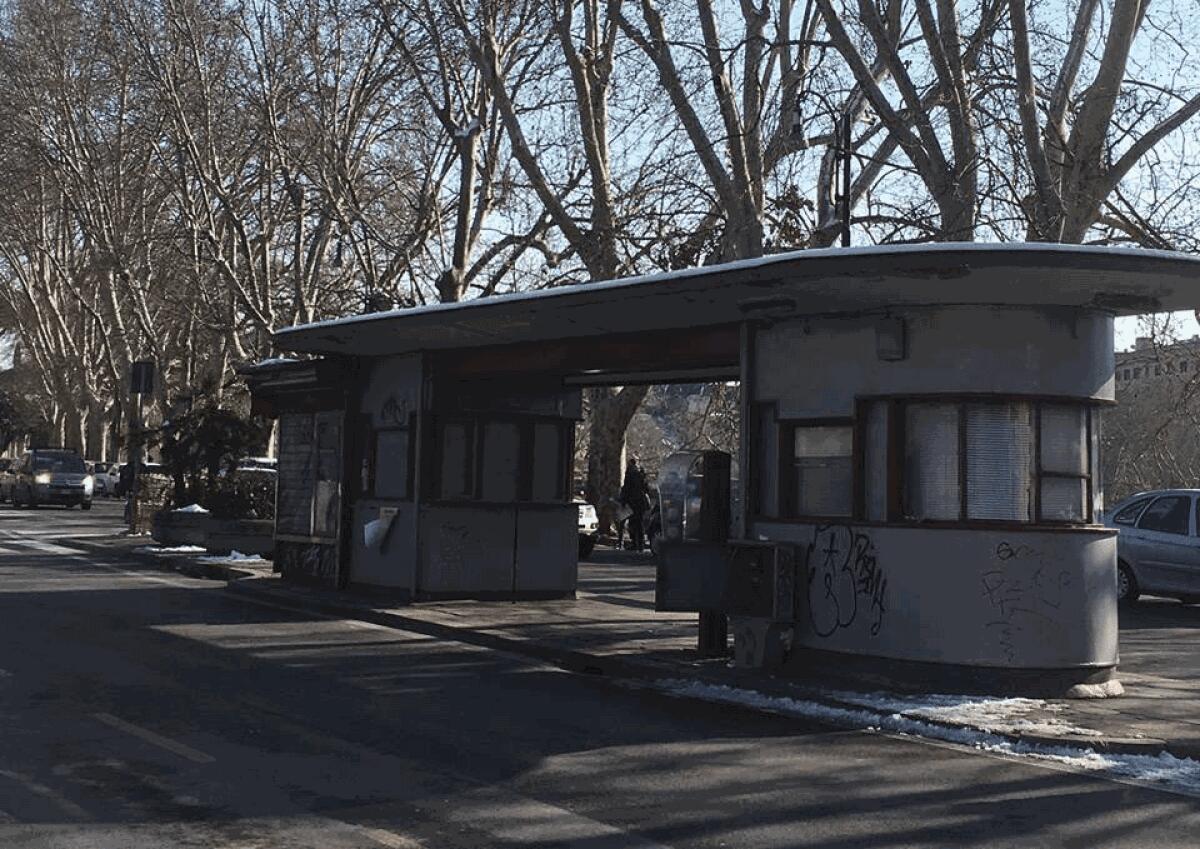 La pensilina della fermata Atac di Piazza di Monte Savello - 