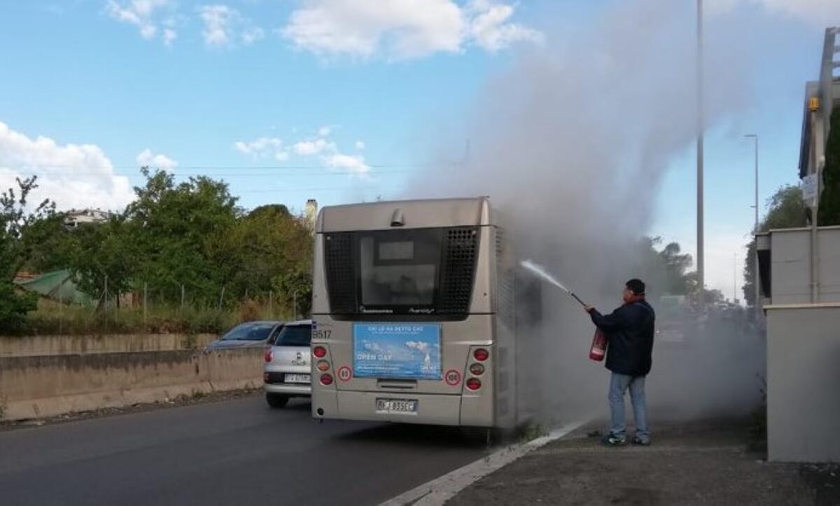 Roma, principio di incendio su un autobus Roma Tpl - 