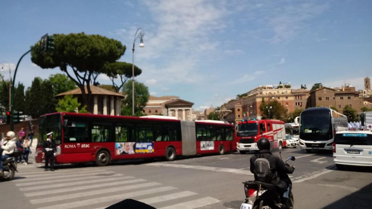 Roma, principio di incendio su un autobus Atac - 