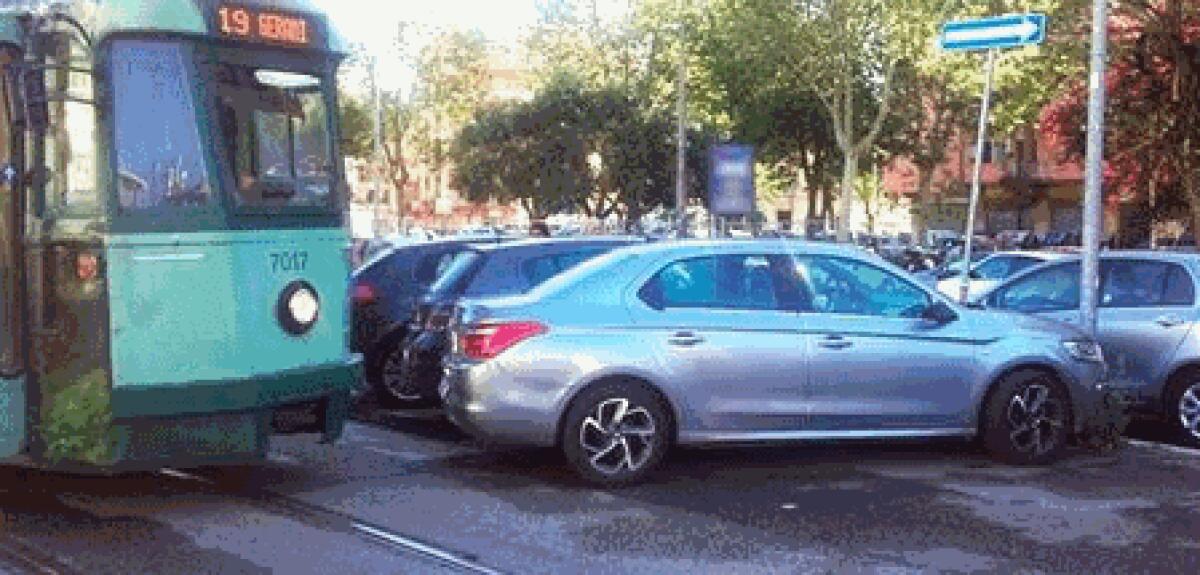 Quel maledetto vizio di parcheggiare dove capita - 